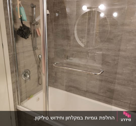מקלחת עם דלת זכוכית ואביזרי רחצה